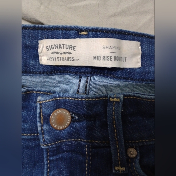 Levi Strauss Jeans Women's SIGNATURE Size 2 Boot Cut Mid Rise Distressed Casual - Picture 3 of 9